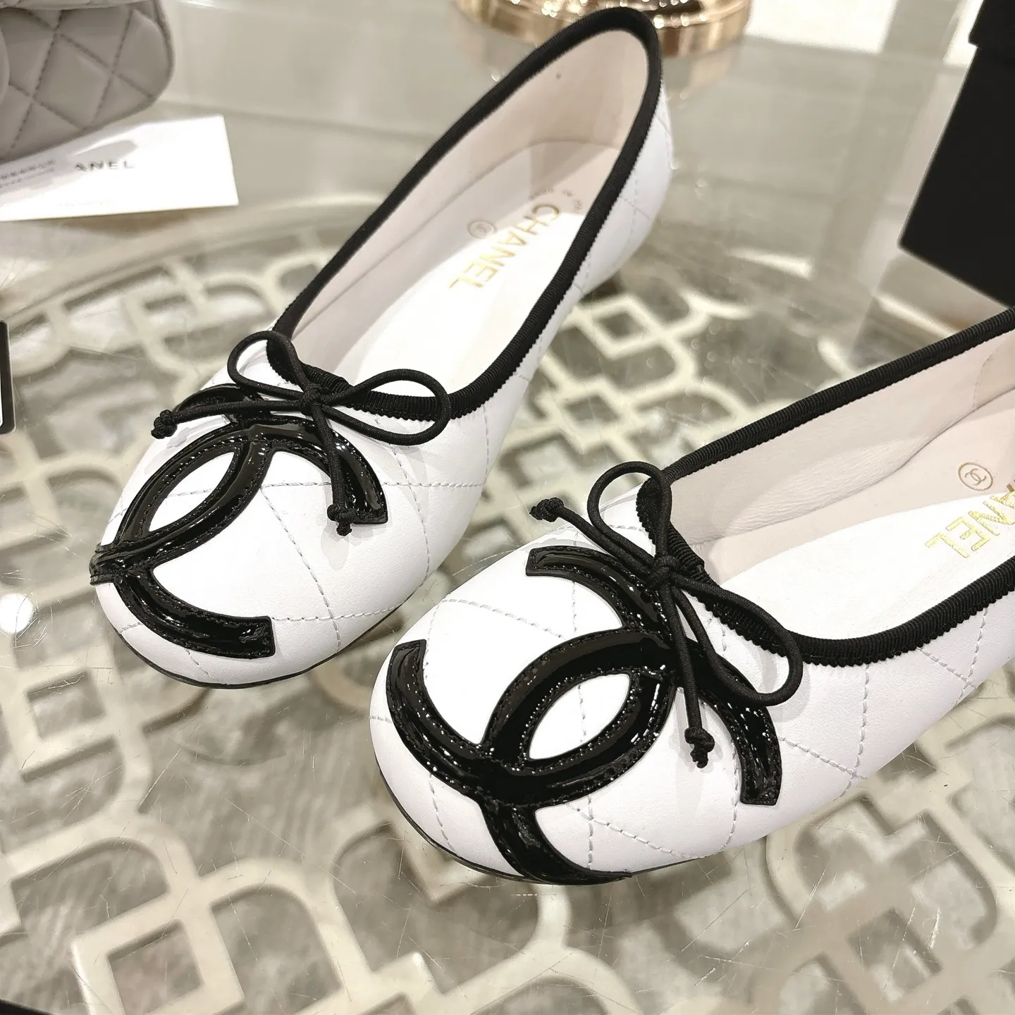 👟👟Ex-factory price 540👟👟 [Purchase-level quality] CHANEL Xiaoxiang 25/A new summer bow-tie shoes 💃 This pair of "dancing shoes" is really breathtakingly beautiful! Made of cowhide fabric + exquisite electric embroidery, every detail exudes a sense of high-end ~ classic bow design, Italian genuine leather sole, comfortable and elegant on the feet, a perfect must-have for fairies!  🌟 All counters are from the same source! All materials are customized according to the original 1:1, and are developed and patterned from genuine products. The quality is absolutely assured ~ a classic that must be bought every year, a versatile artifact that looks great whether paired with skirts or jeans!  💖 The perfect finishing touch for summer outfits, sisters, just do it! 👉 Fabric: Imported sheepskin Lining: Imported sheepskin Outsole: Private molded outsole Size: 35-40 Leather surface